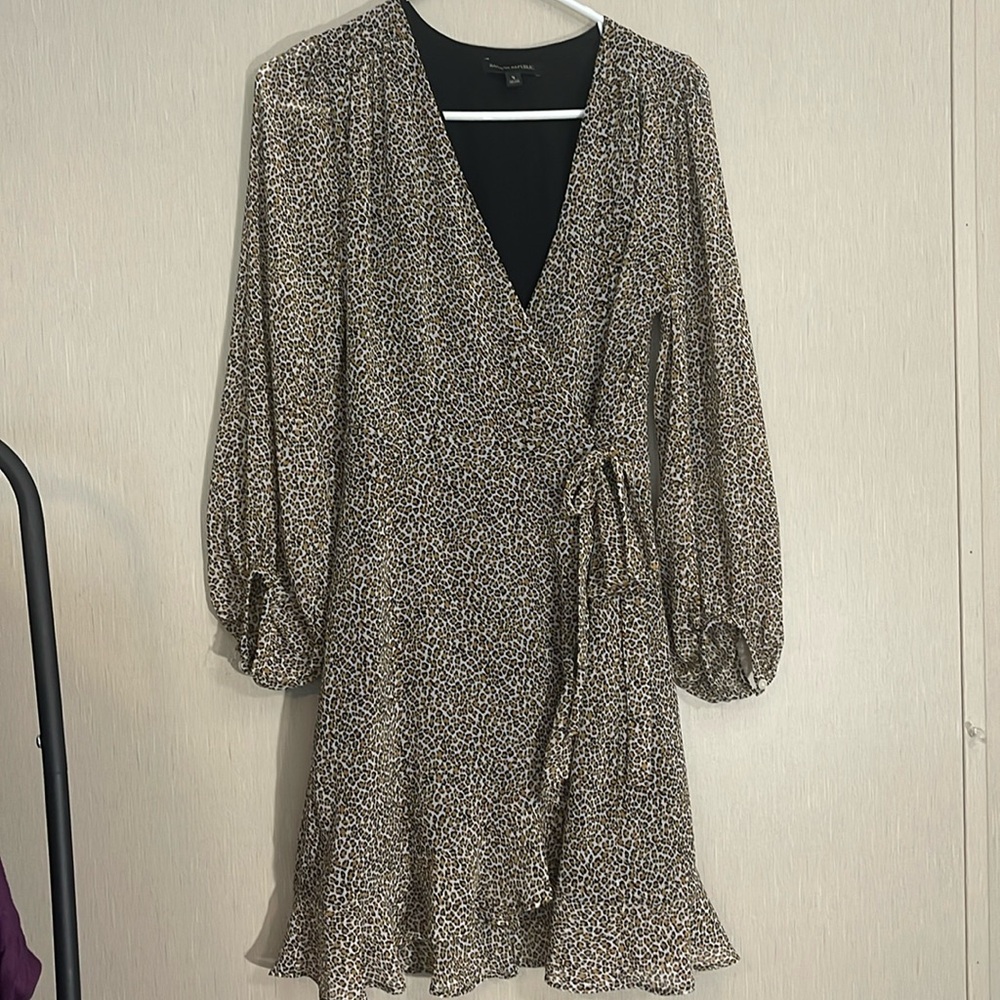 Banana republic size 4 wrap snap closure dress leopard print ruffle v neck dress